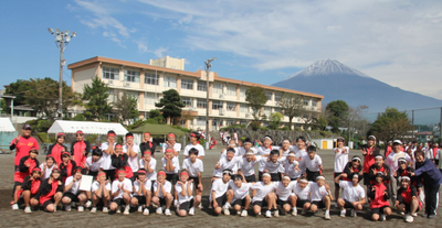 写真は、上陵祭・体育の部終了後の、１年生の集合写真です。