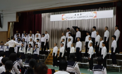 写真は、上陵祭・文化の部(黄華祭)の、１年生学年合唱です。