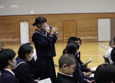 写真は、生徒総会で発言をしている1年生の様子です。
